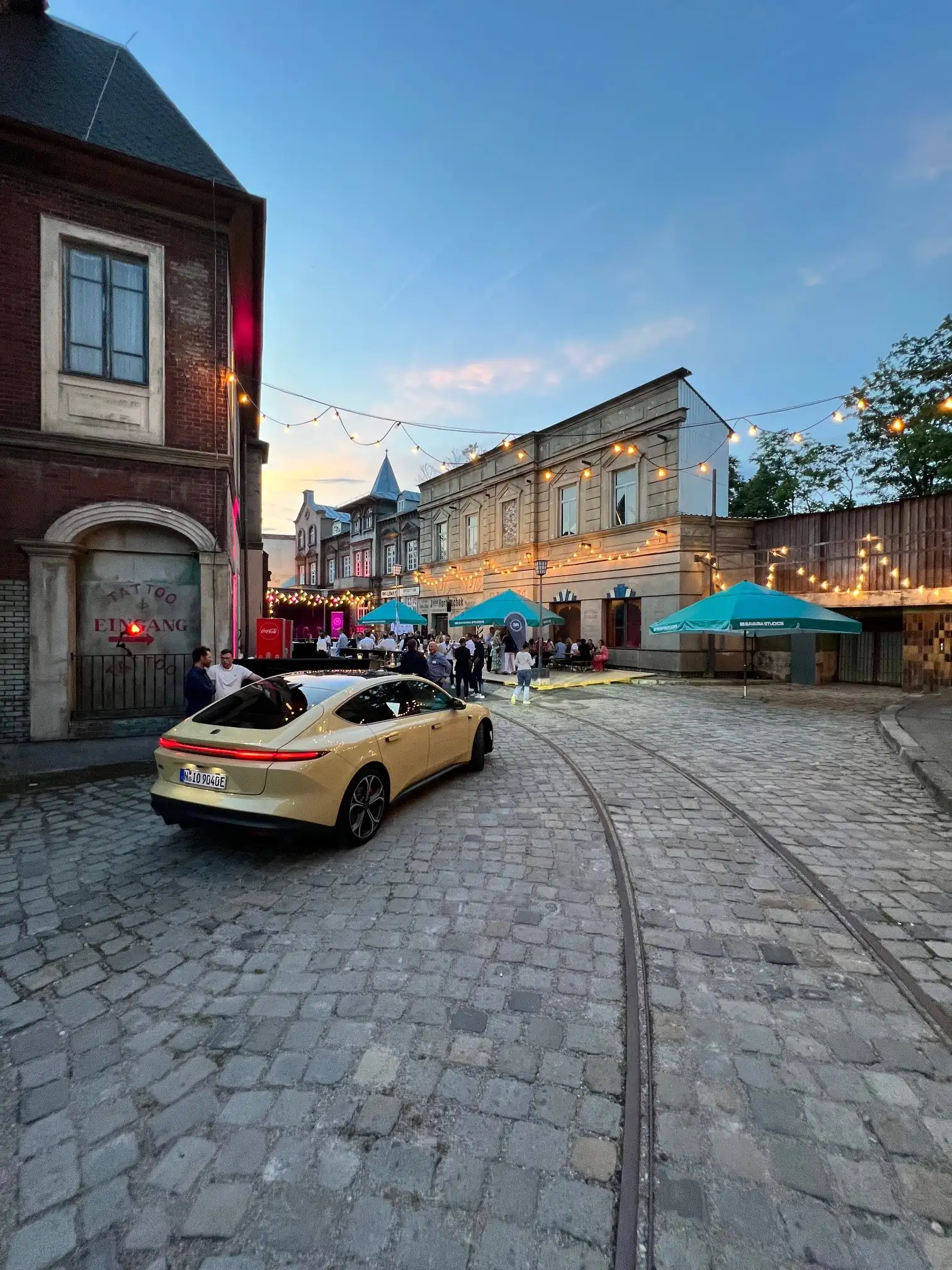 Kosten der Eventlocation Bavaria Studios bei München – Komplettpaket ab ca. 60.000 Euro, individueller Preis je nach Größe und Teilnehmerzahl für Events mit 500 bis 10.000 Gästen.