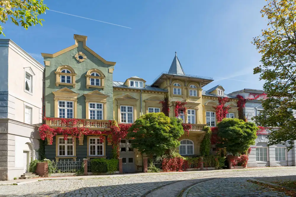 Metropolitan Street in den Bavaria Studios – außergewöhnliche Eventlocation in München mit urbaner Filmkulisse, ideal für Großveranstaltungen und Events mit 500 bis 10.000 Gästen.