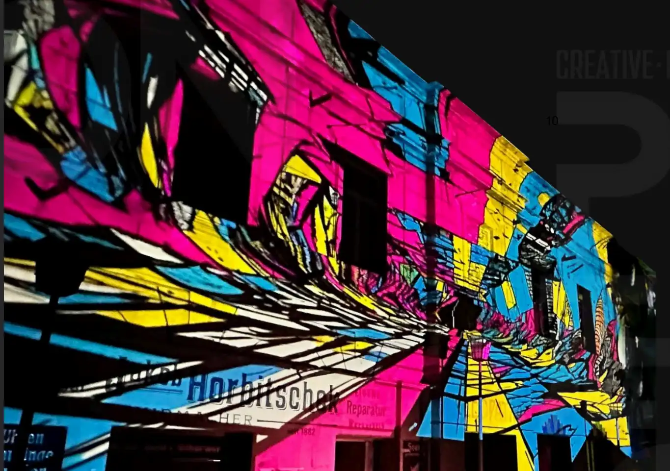 Eventinszenierung mit Videomapping Projektion auf Gebäude bei einem Event