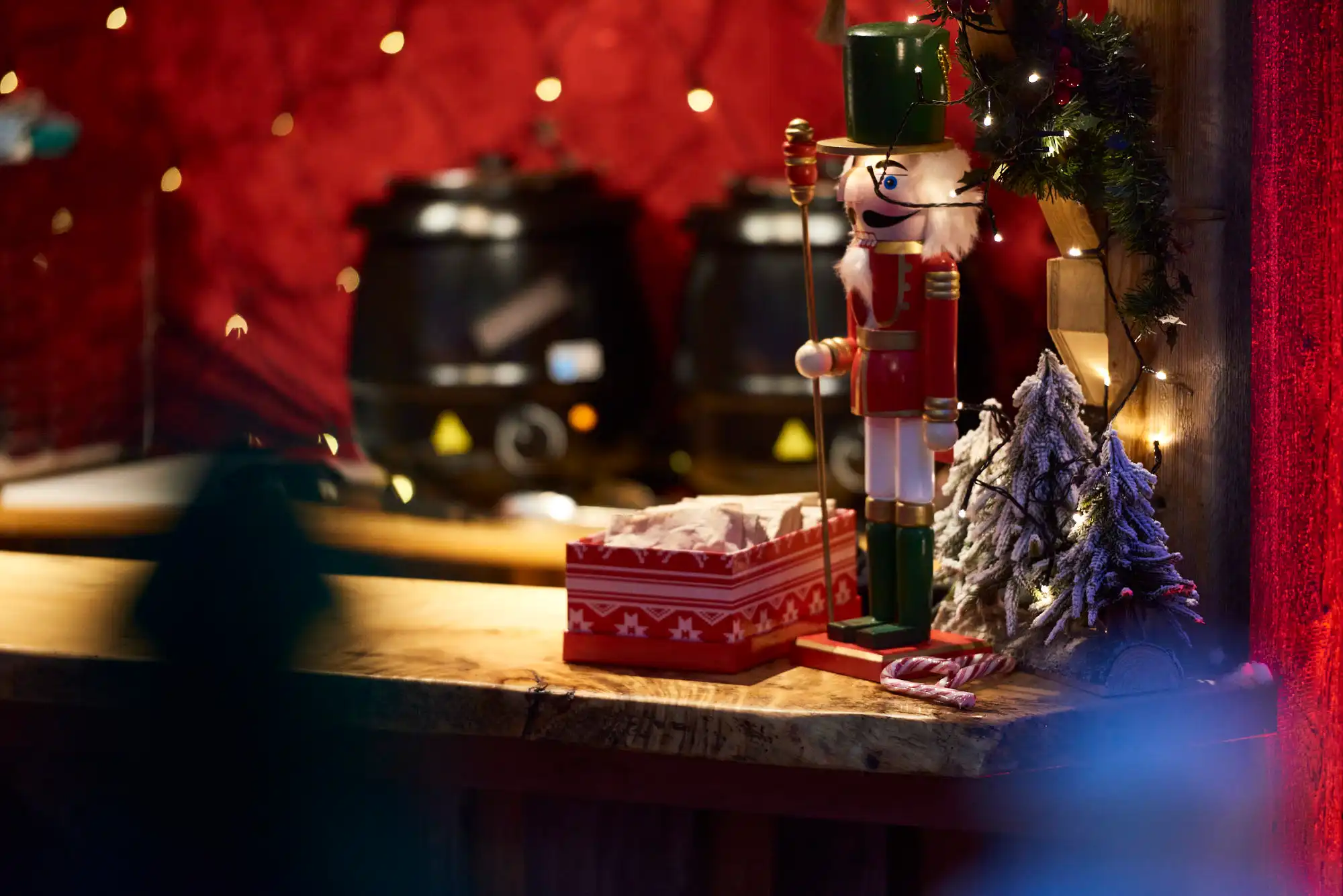 Firmenweihnachtsfeier in München mit weihnachtlicher Dekoration und Nussknacker im Posthof