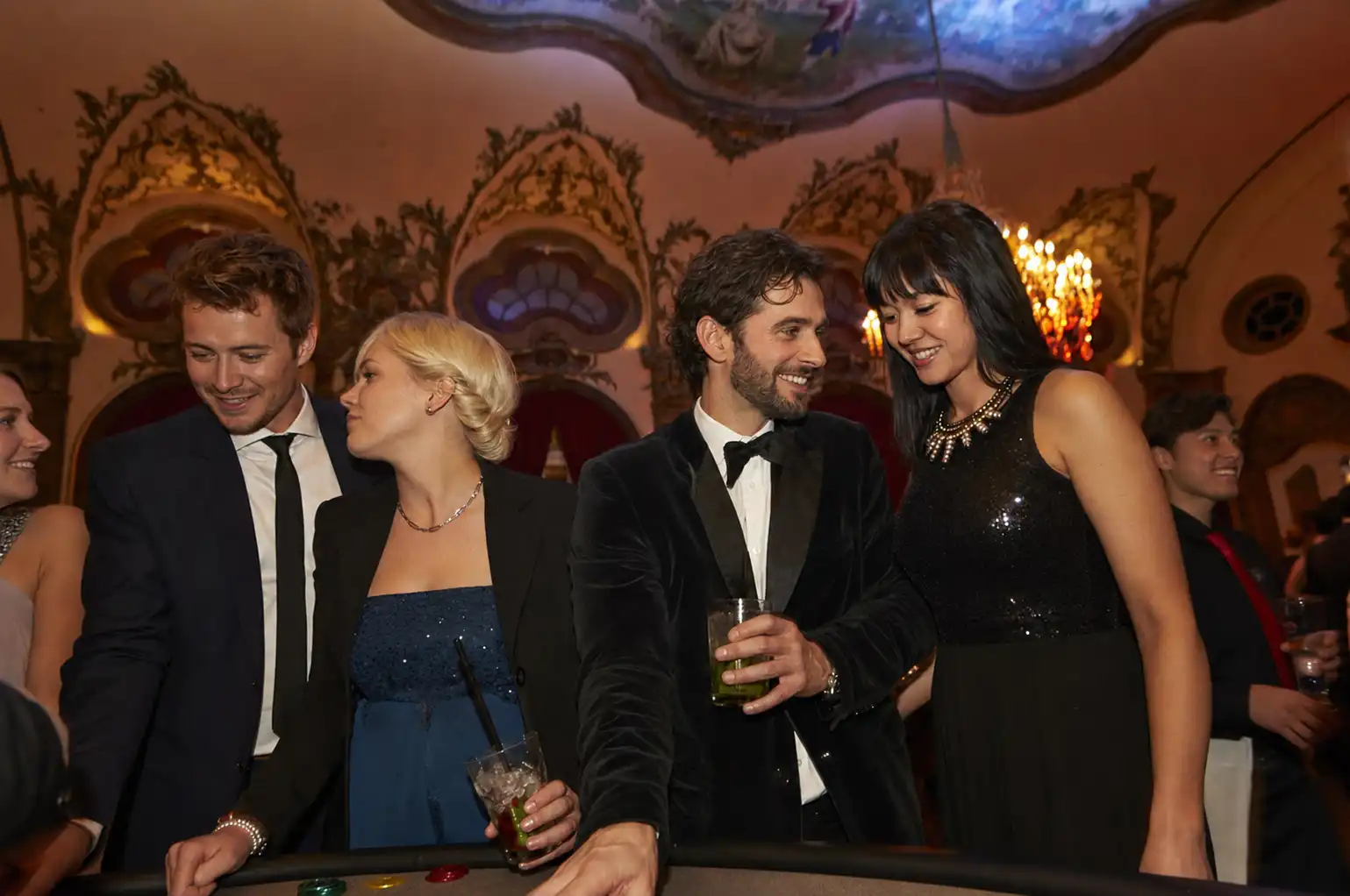 Elegant gekleidete Gäste bei einer Weihnachtsfeier mit Casino-Atmosphäre in München