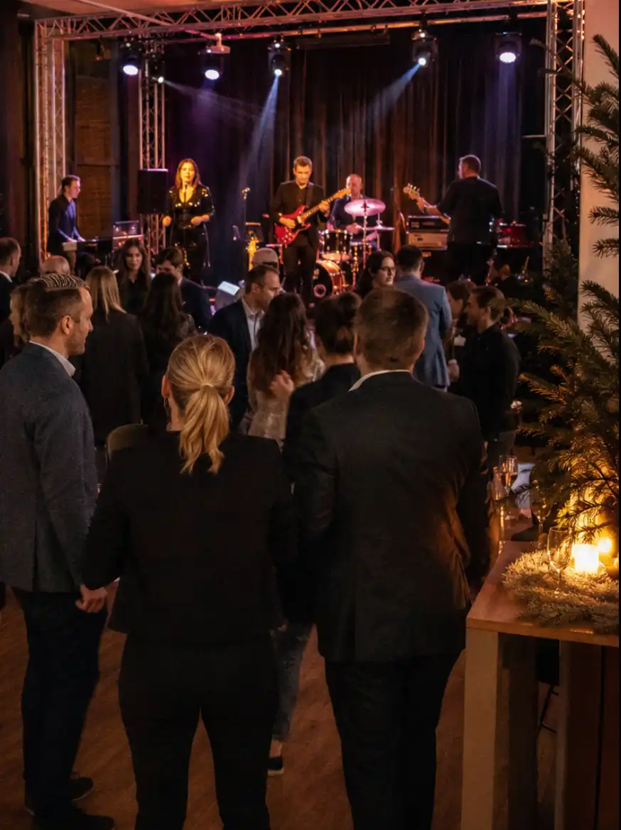 Adventsball einer Firma mit moderner Liveband, Dinner und Tanzfläche